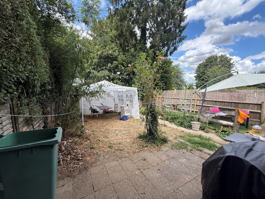 Lot: 221 - END-TERRACE HOUSE FOR REPAIR - First part of garden